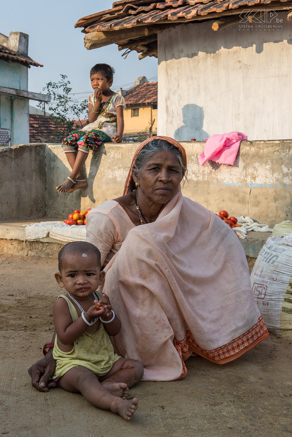 Tadoba - Vrouw en kinderen Een vrouw en enkele kinderen in een plattelandsdorpje van de Gond stammen. Stefan Cruysberghs